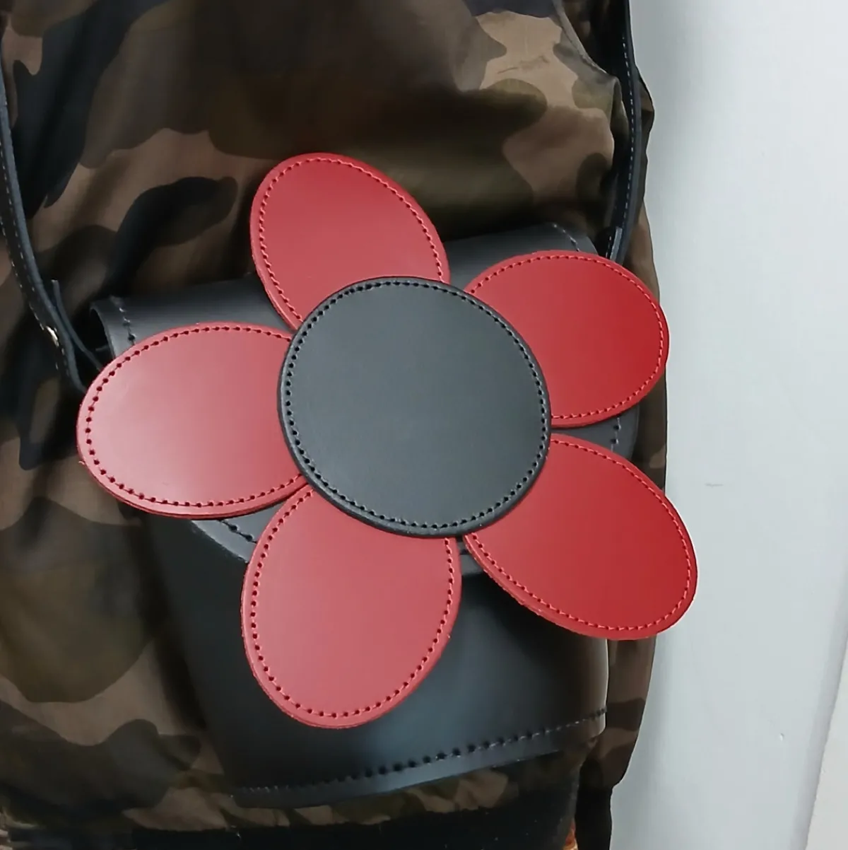 Zatchels Handmade Leather Daisy Barrel Bag - Poppy - Red><noscript><img width=