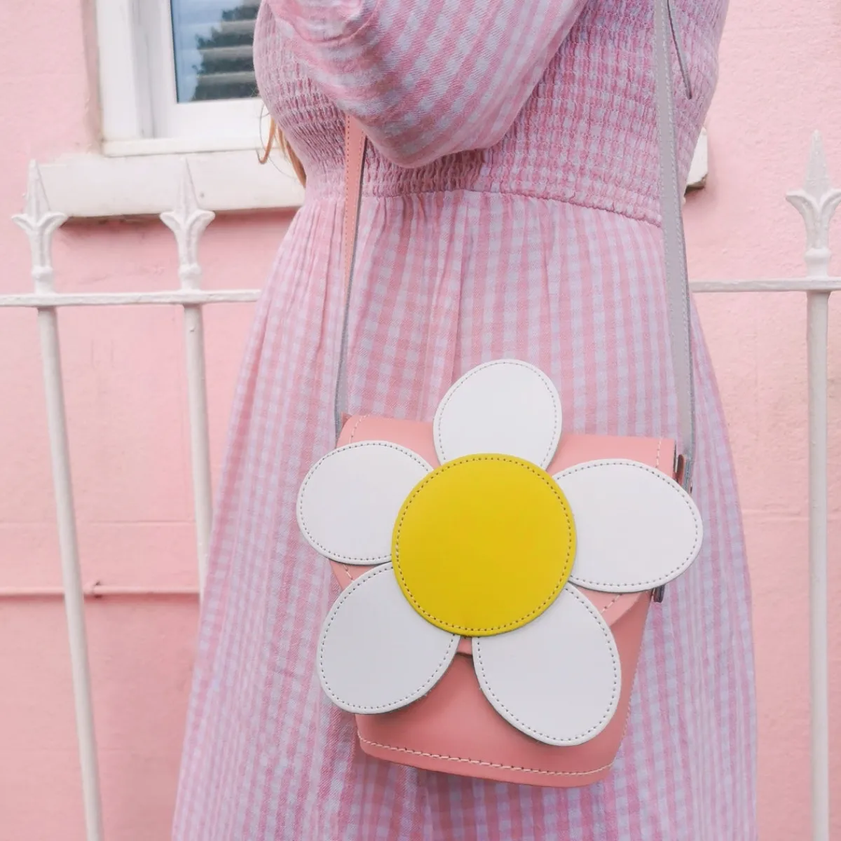 Zatchels Handmade Leather Daisy Barrel Bag - Pastel Pink><noscript><img width=